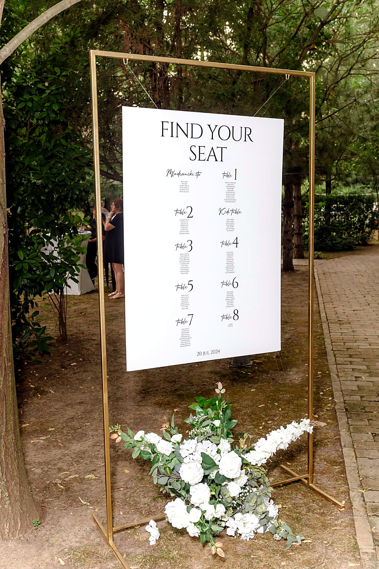Find your seat tabla u zlatnom ramu sa cvećem